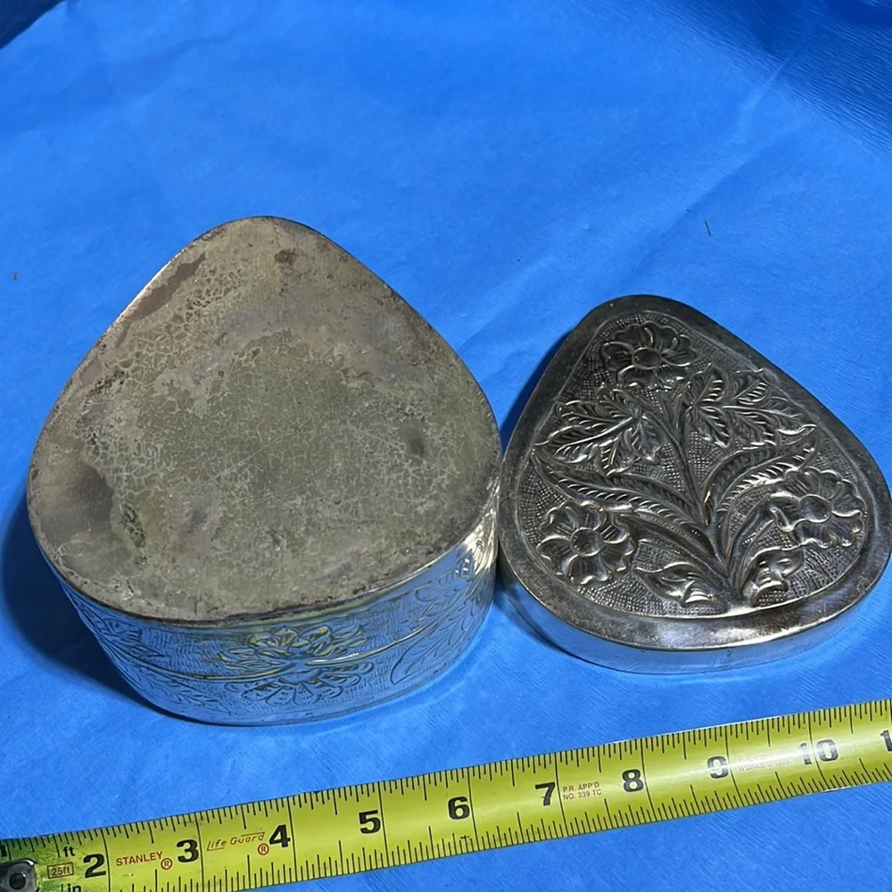 Vintage embossed flower large trinket/vanity box